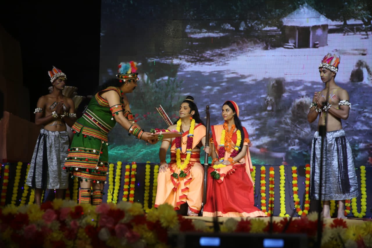 चित्रकूट में भरत मिलाप: भावुक दृश्य से दर्शकों की आँखें नम, वीआईपी मेहमान व शिखा चौधरी के भजन ने बाँधा समां